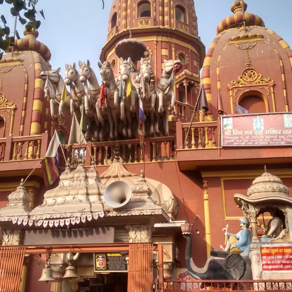 Este templo nos pilló por sorpresa paseando por Delhi