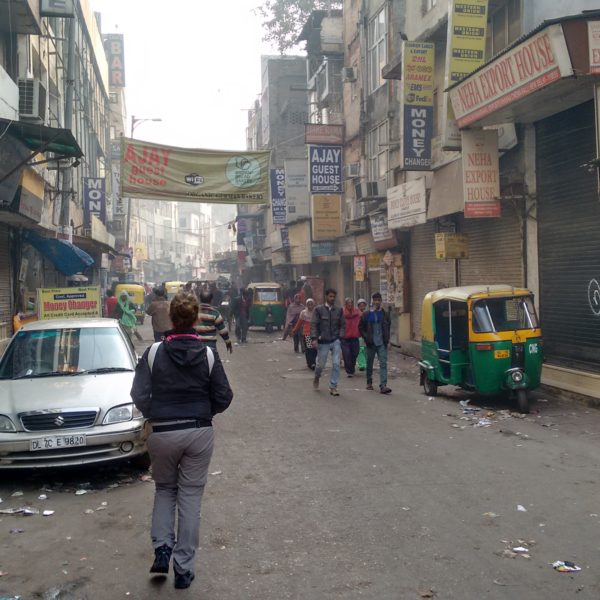 Caminando por el Main Bazaar pronto por la mañana