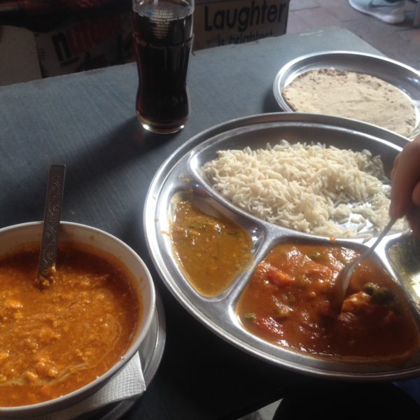 La primera comida india que probamos: paneer kofta (a la izquierda) y thali (a la derecha)