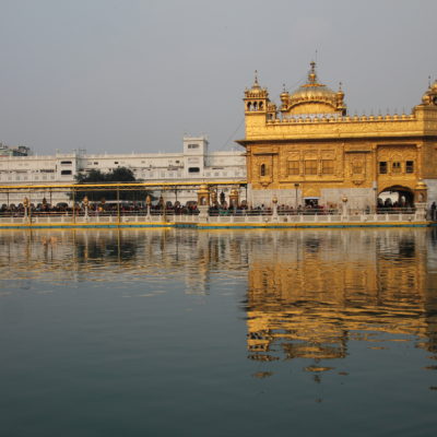 El reflejo del templo en el agua crea una vista mágica