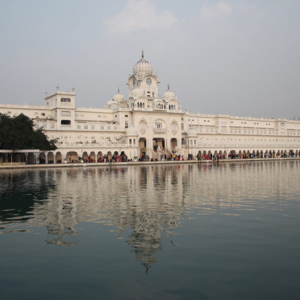 En ese edificio central se encuentra el Museo Sikh