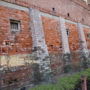 Aún se mantienen varias paredes con marcas de los disparos