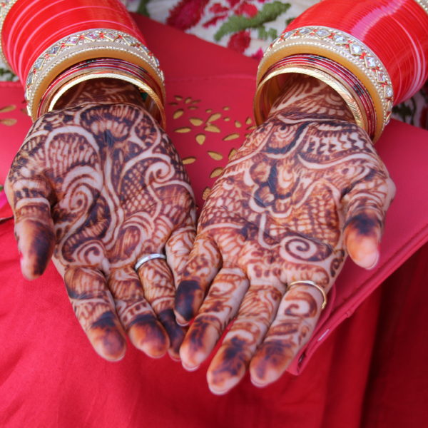 Las preciosas manos con henna de la recién casada