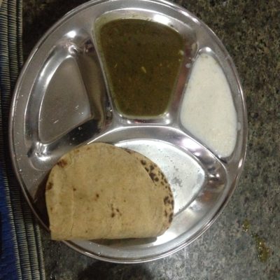 El plato del comedor: chapati, dal y kheer tanto como quisieras