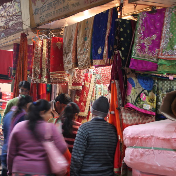 Una de las tiendas con sareeh o telas para confeccionarlos