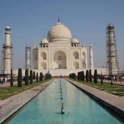 Una vez las fuentes se ponen en marcha, el Taj Mahal desaparece del agua