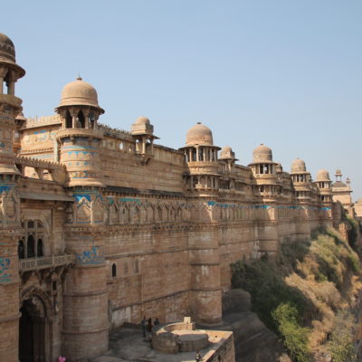 Las increíbles murallas del fuerte de Gwalior en la cima de la colina