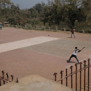 En un espacio dentro del palacio nos encontramos a estos jóvenes jugando al cricket