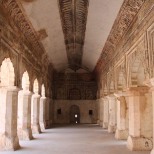 Galerias de arcos con pinturas en el interior del palacio