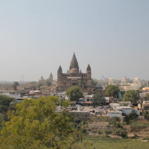 El enorme templo Chaturbhuj Mandir visto desde el palacio