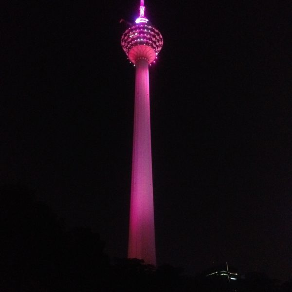 La torre Menara KL, donde subimos, también se ilumina de no he con diferentes colores