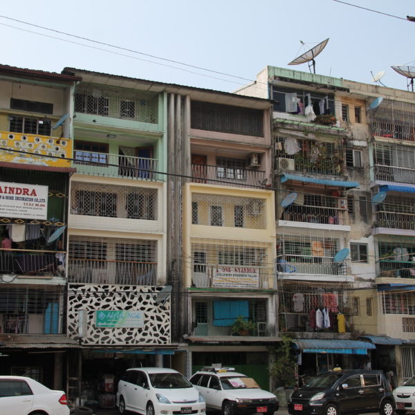 Las calles "normales" de la ciudad son un batiburrillo de antenas parabólicas, cables, balcones de diferentes colores...
