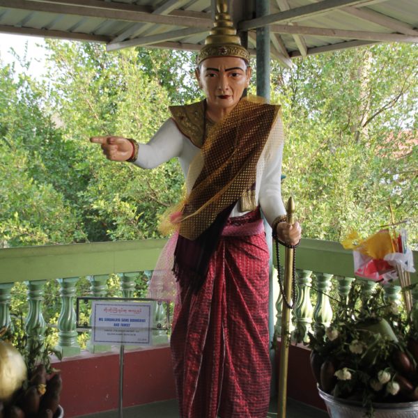 Esta figura muestra el traje tradicional birmano con el longyi