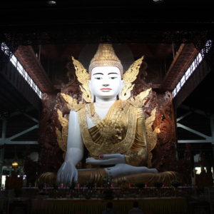 Este magnífico, y una vez más enorme, buddha sentado nos esperaba en el interior