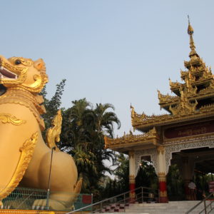 El otra entrada a la Nga Htut Gyi Pagoda, mucho más impresionante con las estatuas de estos seres medio león, medio dragón