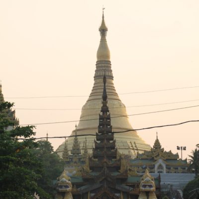 La Shwedagon Pagoda y una de sus entradas desde lejos