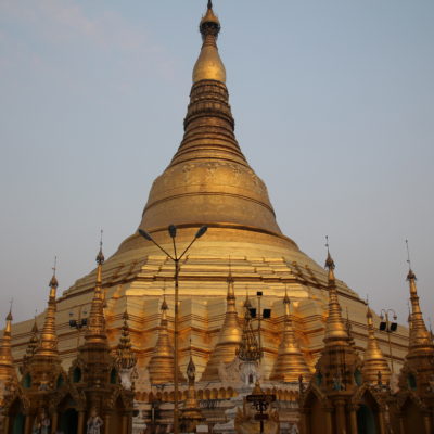 De oro y con muchísimas piedras preciosas como diamantes, por ejemplo, la Shwedagon Pagoda es impresionante 