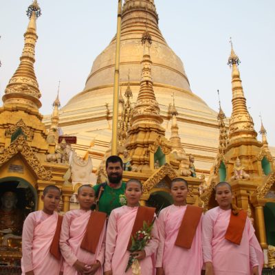 En Myanmar también hay monjas budistas que visten de rosa