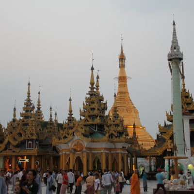 Además de la pagoda, los templos y otras pagodas de alrededor, hacen que el lugar sea todavía más bonito