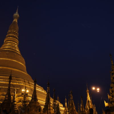 Ver la pagoda iluminada de noche resultó muy bonito, mereció la pena la espera