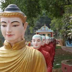 Curiosa linea de monjes pidiendo limosna que se extendía por todo el borde del templo de Kawt Ka Thaung
