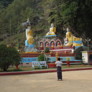 Los birmanos, con su longyi (falda tradicional), también visitan las cuevas de Hpa-An