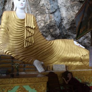 ¿Estará el monje meditando a los pies de buddha?