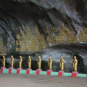 No falta el oro y los buddhas en el interior de la cueva Sadan