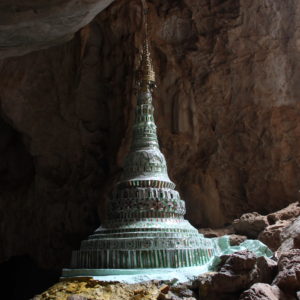 En el interior de la cueva, esta pagoda se encuentra frente a un gran agujero en la roca por donde penetra luz del sol