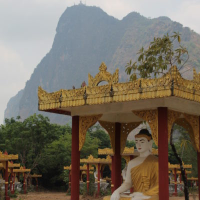 El monasterio en la cima de la montaña Zwe Ka Bin visto desde el jardín