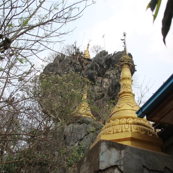 Las 3 pagodas de oro que suben por toda la roca y donde los budistas se detienen a orar
