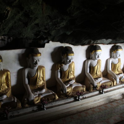 Hilera de grandes buddhas sedentes en la cueva Ya Thay Pyan