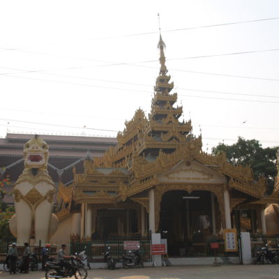 La entrada al templo Shwe Tha Lyaung