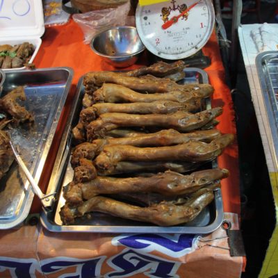 Curiosidades del mercado nocturno de Kanchanaburi: cabeza y cuello de pato