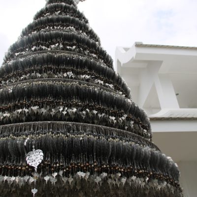 Como algún otro templo, este árbol budista se completa con hojas metálicas escritas con un mensaje