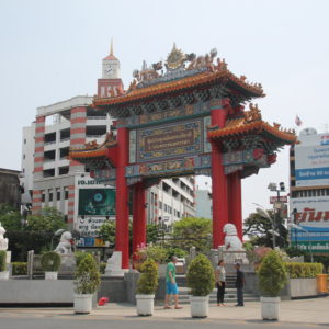 La puerta china que da la bienvenida a Chinatown se encuentra frente al templo
