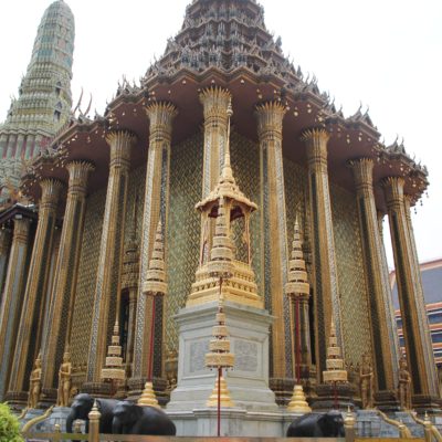Uno de los templos del complejo Wat Phra Kaew