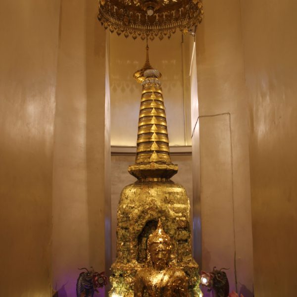 La estupa dorada dentro del templo del Golden Mountain