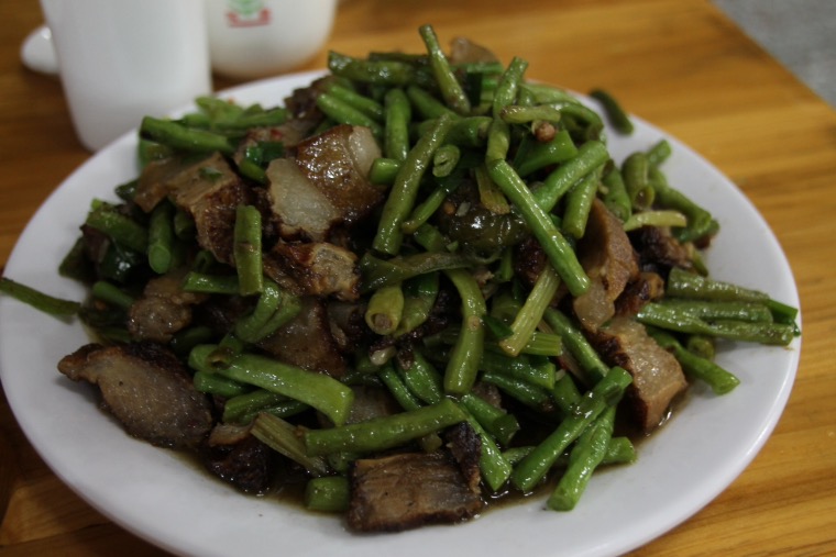Típico plato chino de carne con verduras que se acompaña con arroz blanco