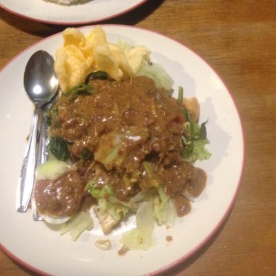 El gado gado es un delicioso plato de Indonesia, donde la verdura se mezcla con salsa de cacahuetes, y nosotros lo probamos en Ubud