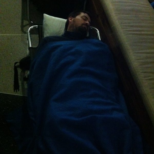 Nico durmiendo plácidamente en el aeropuerto de Chicago