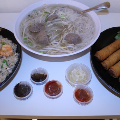 Arroz, sopa Pho y rollitos, la cena vietnamita estaba buenísima