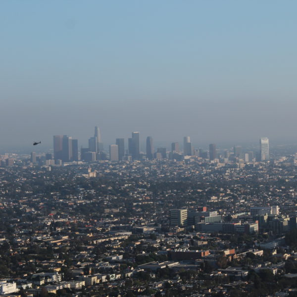 El downtown de Los Angeles y un helicóptero patrullando