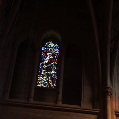 Vidriera del Grace Cathedral donde se rinde homenaje a la teoría de la relatividad de Einstein