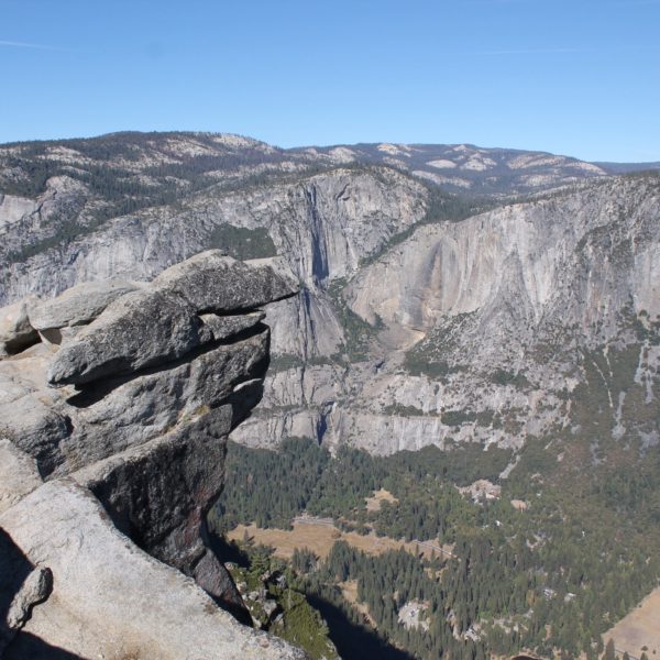 Si hubiera habido agua, la gran cascada de Yosemite se vería desde este punto, donde está la marca