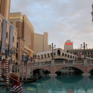 El Puente Rialto y los gondoleros de los canales de Venecia en el Hotel Venetian