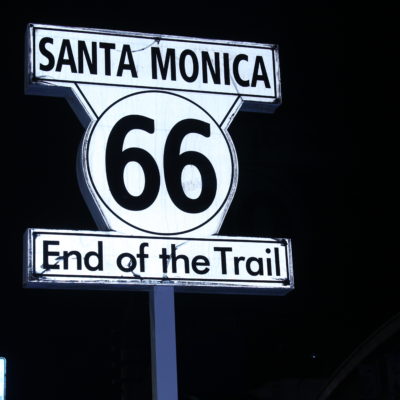 Cartel que indica el fin de la Ruta 66 en el Santa Monica Pier