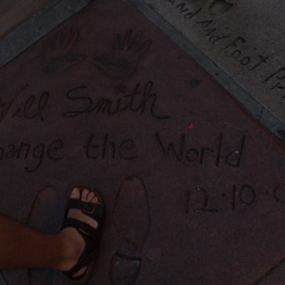 Pisadas y mensajes en frente del Teatro Chino; Will Smith en este caso