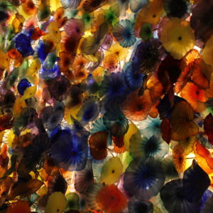 Flores de cristal hechas a mano que cubren la entrada del Hotel Bellagio