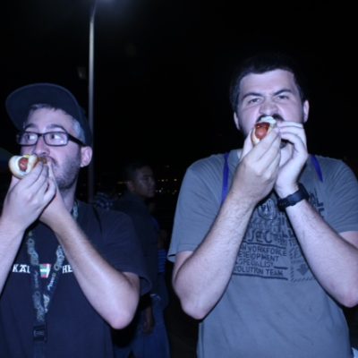 Nico y Unai disfrutando de un hotdog en el Santa Monica Pier